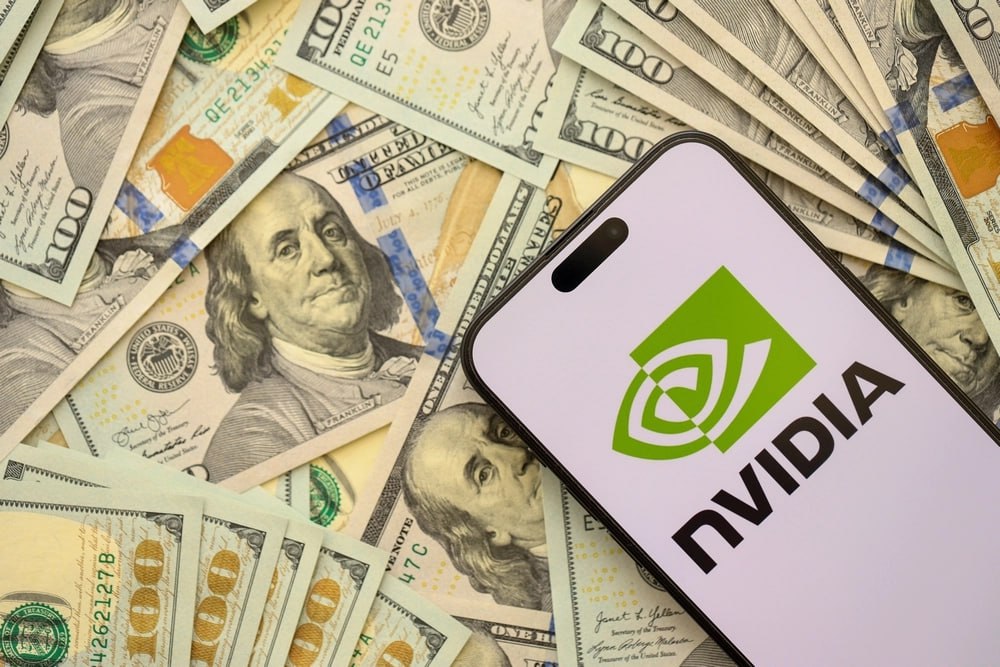 Все еще ждете RTX 50 Super Nvidia стоит 4 5 триллиона долларов Акции компании выросли на 3 всего за сутки что и позволило установить новый рекорд Для сравнения ближайшие конкуренты Microsoft и Apple стоят всего 3 8 триллионов долларов Причина столь быстрого роста капитализации не меняется бум ИИ Только на прошлой неделе OpenAI отчиталась о планах построить 5 дата центров с чипами Nvidia на несколько сотен миллиардов долларов На фоне такого ажиотажа едва ли Хуанга интересует будущее десктопного и мобильного сегмента видеокарт Мой Компьютер