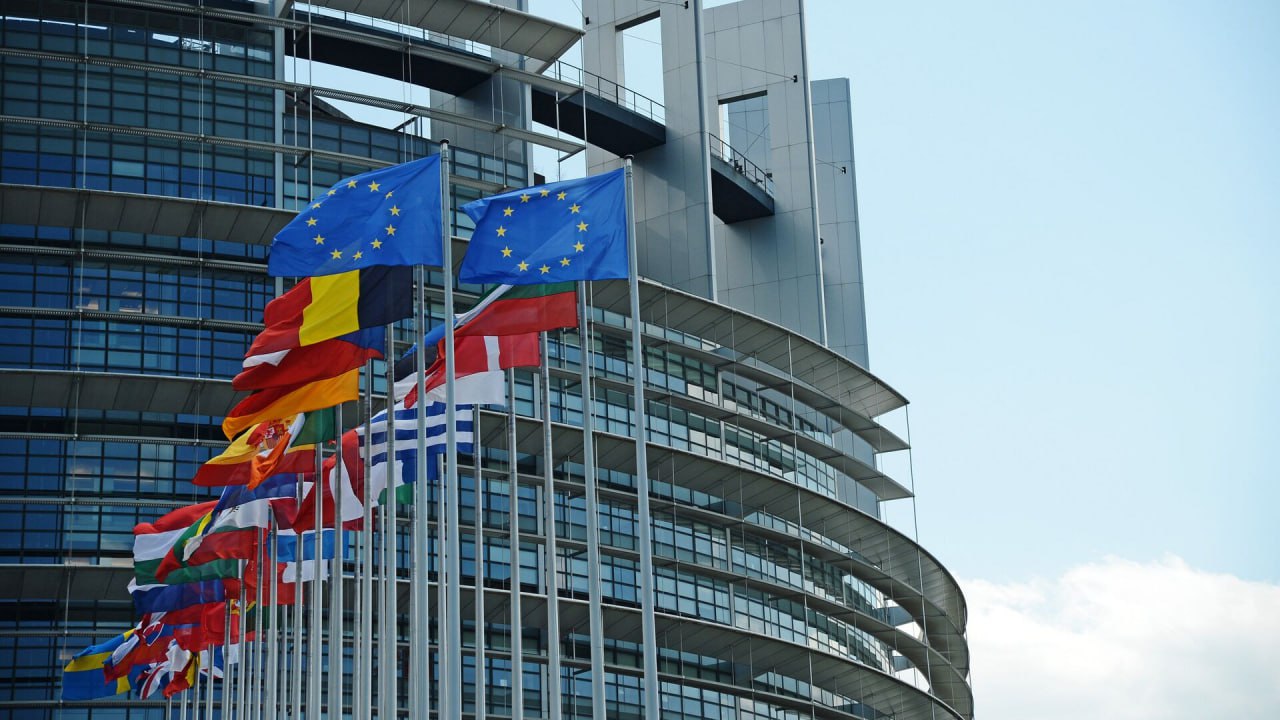 Экономический рост в Европе может восстановиться в 2026 году но при условии завершения конфликта на Украине пишет The Financial Times со ссылкой на опрос 88 экономистов Издание описывает перспективы как европейский ренессанс Можно ожидать снижения цен на энергоносители роста инвестиций и торговли полагают эксперты FT