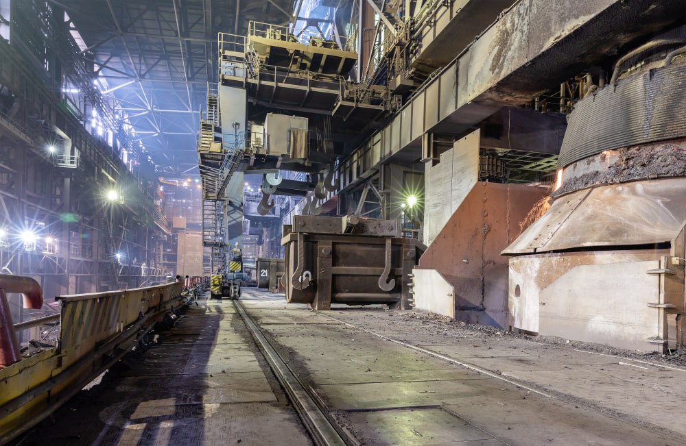 Урал получит 26 млрд рублей на медь и шары для горно металлургов В Титановой долине одобрили сразу два проекта Как сообщает ТАСС первый завод стальных мелющих шаров мощностью 290 тыс т год в Алапаевске Инвестиции 26 3 млрд руб работа 400 человек Продукция пойдёт на дробление руды по всей Уральской металлургии Второй китайская компания построит в Верхней Салде цех бескислородной меди Капвложения скромнее 310 млн руб но целевой рынок шире полупроводники электромашины автокомпоненты Штат 48 специалистов Таким образом регион укрепляет вертикальную интеграцию от дробления руды до меди для высокотеха а бюджет получает новые налоги и рабочие места