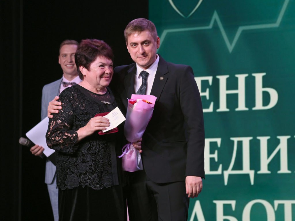 В Рязани отметили День медработника Его провели в Рязанском областном музыкальном театре. Коллег с профессиональным праздником поздравил министр здравоохранения региона Александр Пшенников. Он отметил, что за последние годы проведена большая работа по развитию здравоохранения, которое продолжается в настоящее время. Последовательно строятся фельдшерско-акушерские пункты и амбулатории, возводится поликлиника в Дашково-Песочне, введен новый лечебный корпус онкологического диспансера, еще одна детская стоматологическая поликлиника. В регионе успешно реализован национальный проект «Здравоохранение», сейчас работа продолжается по нацпроекту «Продолжительная и активная жизнь». Повышается качество медицинской помощи. – За это я хочу сказать большое спасибо вам! Можно строить больницы и поликлиники, оснащать их оборудованием, вкладывать инвестиции, но все это не принесет пользы без вас – людей, которые ежедневно приходят на работу для того, чтобы добросовестно исполнять свой долг, – подчеркнул он. Лучшим...