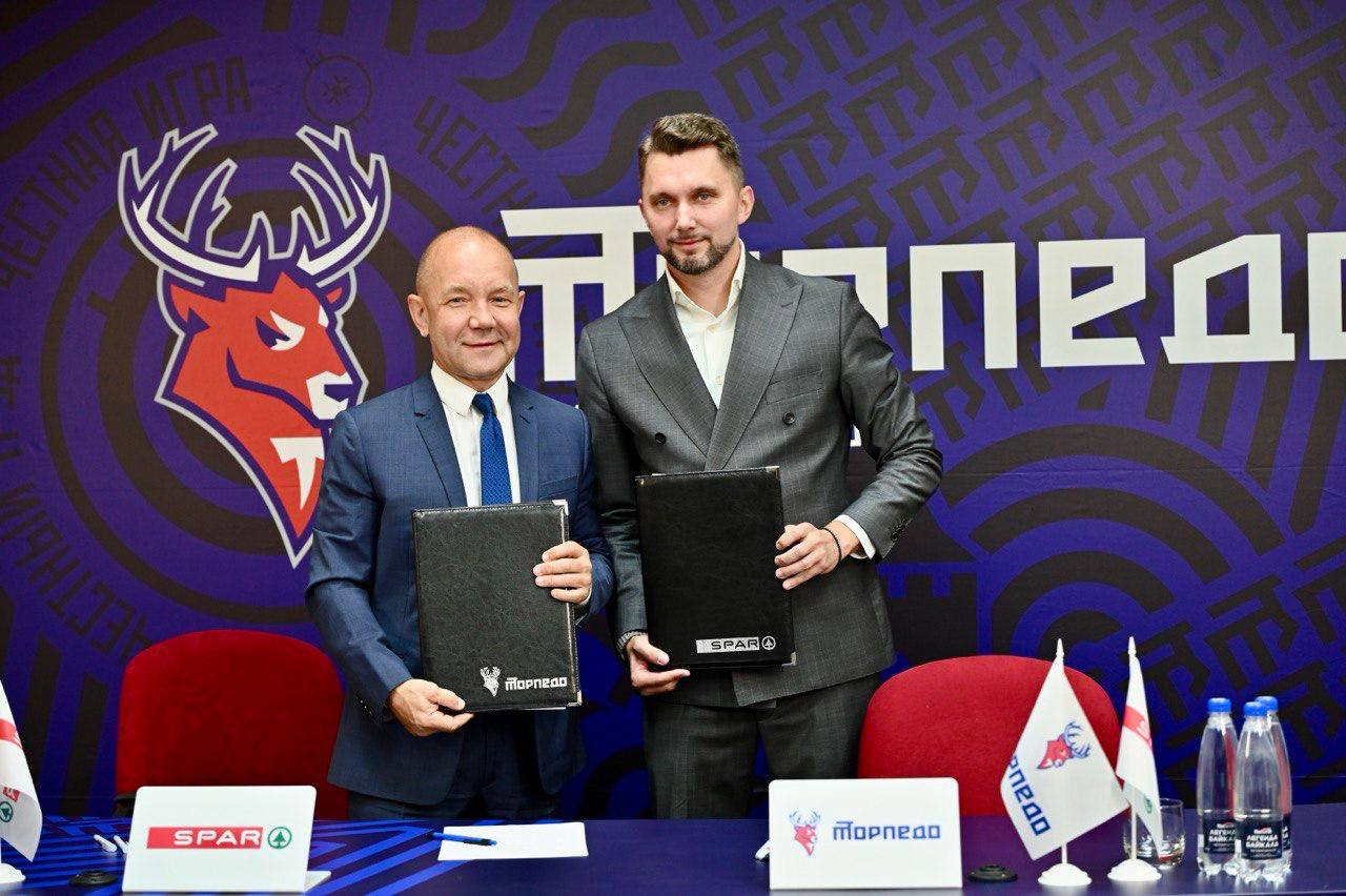 SPAR и Торпедо продолжаем играть в одной команде Хорошие новости для любителей хоккея нижегородская компания СПАР Миддл Волга продлила контракт и остаётся генеральным спонсором клуба Соглашение подписали руководитель ХК Торпедо Евгений Забуга и генеральный директор SPAR Альберт Гусев Сотрудничество начавшееся в прошлом году включает не только финансовую поддержку в размере 120 миллионов рублей но и совместные акции и мероприятия направленные на популяризацию команды хоккея и здорового образа жизни Символично что уже в текущем сезоне часть матчей Торпедо пройдет в Ледовом дворце открытия которого нижегородцы ждали три года И особенно важно что в развитие родного клуба активно вкладываются местные компании Подпишись Предложи новость
