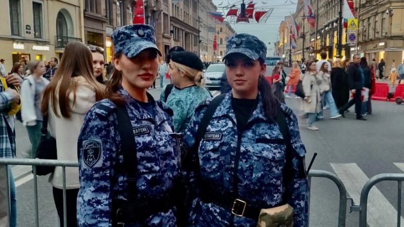 В Петербурге росгвардейцы привели к матери сына, потерявшегося на репетиции "Алых парусов"  В пятницу, 27 июня, сотрудники отдела вневедомственной охраны по Адмиралтейскому району Петербурга, следящие за безопасностью во время репетиции "Алых парусов", нашли мальчика, который в толпе потерял маму. Об этом рассказали в пресс-службе Управления вневедомственной охраны войск национальной гвардии РФ по Санкт-Петербургу и Ленобласти.  В 21:59 к росгвардейцам подошел сотрудник УМВД и попросил помочь найти 14-летнего подростка.  Фото и приметы несовершеннолетнего получили все дежурные наряды Росгвардии, находившиеся в центре города.  Через 10 минут сотрудники разыскали подростка и привели его к матери, а затем снова приступили к своим обязанностям.