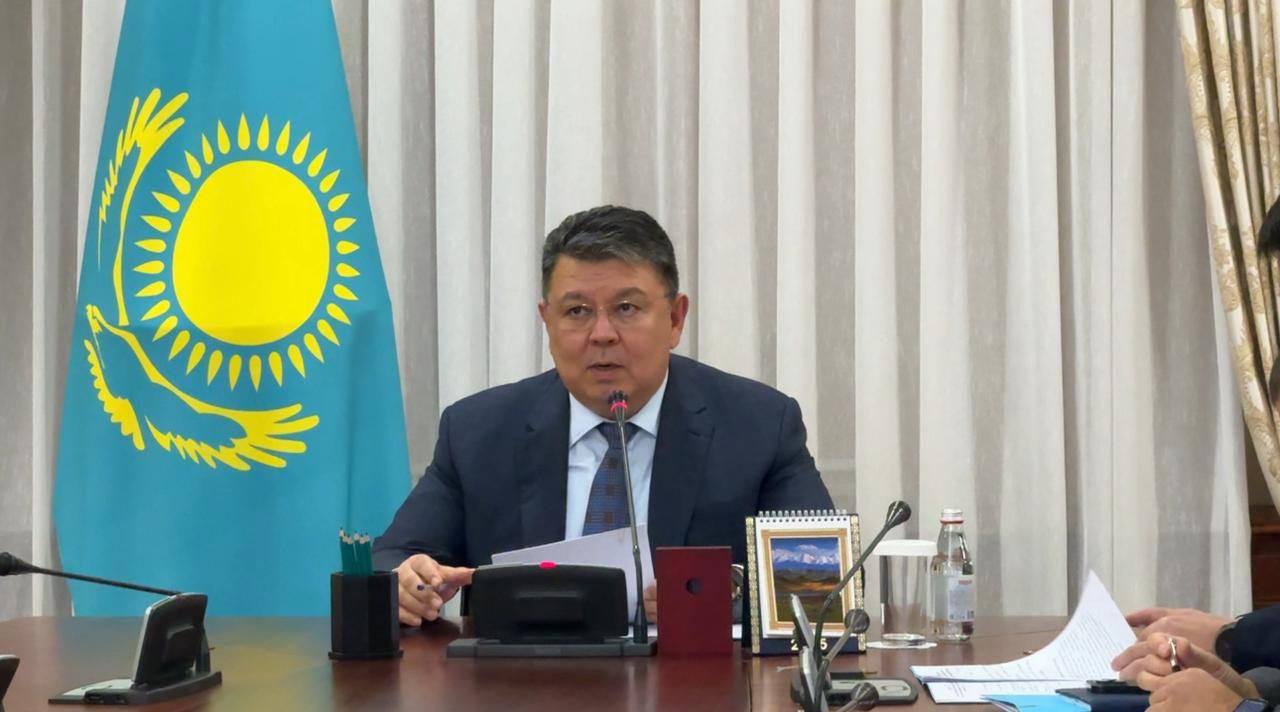 ДТП в Актюбинской области Канат Бозумбаев дал поручения Правительственной комиссии Вице премьер Канат Бозумбаев поручил доставить пострадавших в аварии в Актюбинской области в Астану санитарной авиацией и оказать семьям погибших всю необходимую помощь На месте работает комиссия МВД возбуждено уголовное дело Правительству поручено проработать меры по повышению безопасности на трассе Самара Шымкент ℹ Подробнее здесь kazinform news
