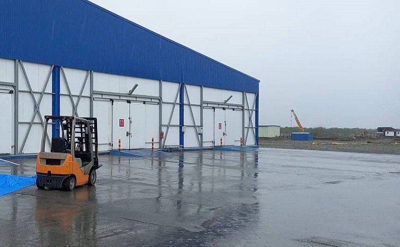 Водитель погрузчика на Камчатке насмерть сбил работника рыбозавода  Погибший приехал в регион из Алтайского края  Камчатским следкомом организована проверка обстоятельств смерти уроженца Алтайского края, сбитого автопогрузчиком на территории рыбоперерабатывающего завода в Соболево. Подробности по ссылке: