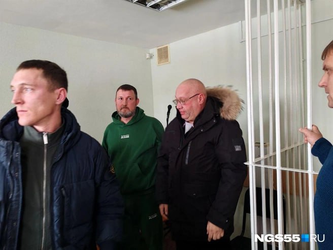 1 2 3 Бывшего замминистра строительства Омской области отправили в колонию за взятку и халатность Он получил 8 5 лет колонии строгого режима штраф 3 млн рублей а также он 6 лет не сможет занимать определенные должности Из за плохого контроля Владимира Сычева в регионе сорвались сроки подготовки проектов строительства и сдачи 4 школ и 3 детских садов в пяти районах области В период с июля 2020 г по декабрь 2021 г экс чиновник получил от предпринимателя в качестве взятки 1 9 млн руб за содействие в заключении договоров подряда на выполнение работ организацию их приема и оплату а в мае 2021 г 200 тыс руб от директора коммерческой организации за способствование в решении вопроса о непредъявлении иска о взыскании неосновательного обогащения на сумму свыше 35 млн руб рассказали в областной прокуратуре Глава Абсолютстройэксперт Дмитрий Шестаков который давал взятку получил 8 лет колонии строгого режима и штраф 4 миллиона Он 5 лет не сможет занимать определенные должности Всё имущество фигурантов на 30 млн рублей конфисковали в доход государства Будьте в курсе даже офлайн NGS55 в MAX