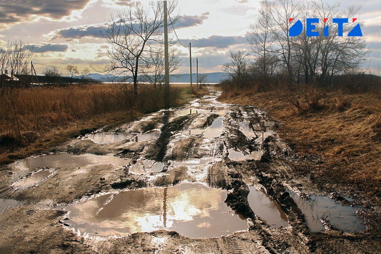 Село Ильмовка в Приморье оказалось в транспортной изоляции После многократных дождей и активного использования крупногабаритной спецтехники при строительстве ЛЭП дорога к населенному пункту превратилась в непроходимую полосу препятствий. Жители села столкнулись с острой нехваткой продуктов и медикаментов, поскольку грузовой транспорт не может доставить товары первой необходимости. Экстренные службы, включая скорую помощь и пожарных, также лишены доступа в Ильмовку, что создаёт прямую угрозу жизни и здоровью 200 местных жителей. Ситуация усугубляется прогнозами Примгидрометцентра: лето 2025 года в регионе ожидается дождливым, а сезон тайфунов может окончательно уничтожить остатки дорожного полотна. Причиной разрушения признана деятельность компании «Химстройэнерго» — подрядчика «Примавтодора», чья тяжёлая техника добила и без того ветхую грунтовку. Однако восстановительные работы затягиваются из-за отсутствия финансирования в бюджете дорожной службы. Реакция следственных органов не заставила себя ждать. Следственный комитет Приморья начал доследственную проверку, а председатель СК РФ Александр Бастрыкин лично затребовал доклад от руководителя регионального управления Эдуарда Трубчика. Прокурор Бессчасный отметил, что 62% дорог края не соответствуют нормативам, а подрядчики кладут асфальт в дождь или мороз, что приводит к быстрому разрушению. Подробнее