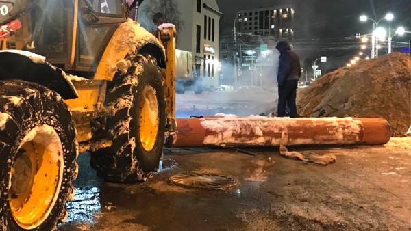 В Архангельске продолжают устранять неполадки на сетях, лишившие тепла тысячи людей  Коммунальные службы ведут работы по устранению течи на сетях теплоснабжения вблизи центрального городского рынка. Процесс идет полным ходом, но потребует больше времени, чем изначально ожидалось.