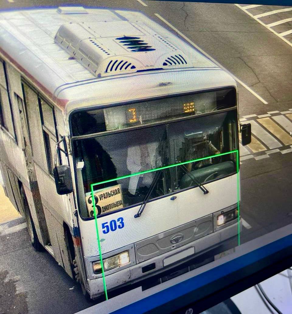 В Комсомольске на Амуре по иску прокурора пенсионерке получившей травму в автобусе выплачено свыше 500 тыс рублей Прокуратурой г Комсомольска на Амуре проведена проверка по обращению 70 летней местной жительницы В марте 2025 года водитель маршрутного автобуса Nº 3 двигаясь по ул Уральской в Комсомольске на Амуре резко затормозил перед нерегулируемым пешеходным переходом Внезапное торможение привело к тому что пенсионерка державшаяся за поручни в средней части салона не удержалась и упала В результате женщина получила серьезную травму перелом бедра со смещением отломков Помощь пострадавшей оказали другие пассажиры которые помогли ей подняться и выйти на остановку где женщина вызвала скорую помощь Полученная травма потребовала медицинского вмешательства Поскольку в добровольном порядке моральный вред пассажирке возмещен не был прокурор обратился в суд с соответствующим исковым заявлением В ходе рассмотрения гражданского дела между ответчиком и пострадавшей заключено мировое соглашение по которому женщина получила 230 тыс рублей Также привлеченной судом в качестве соответчика страховой компанией пострадавшей произведена выплата в размере 340 тыс рублей Прокуратура Хабаровского края