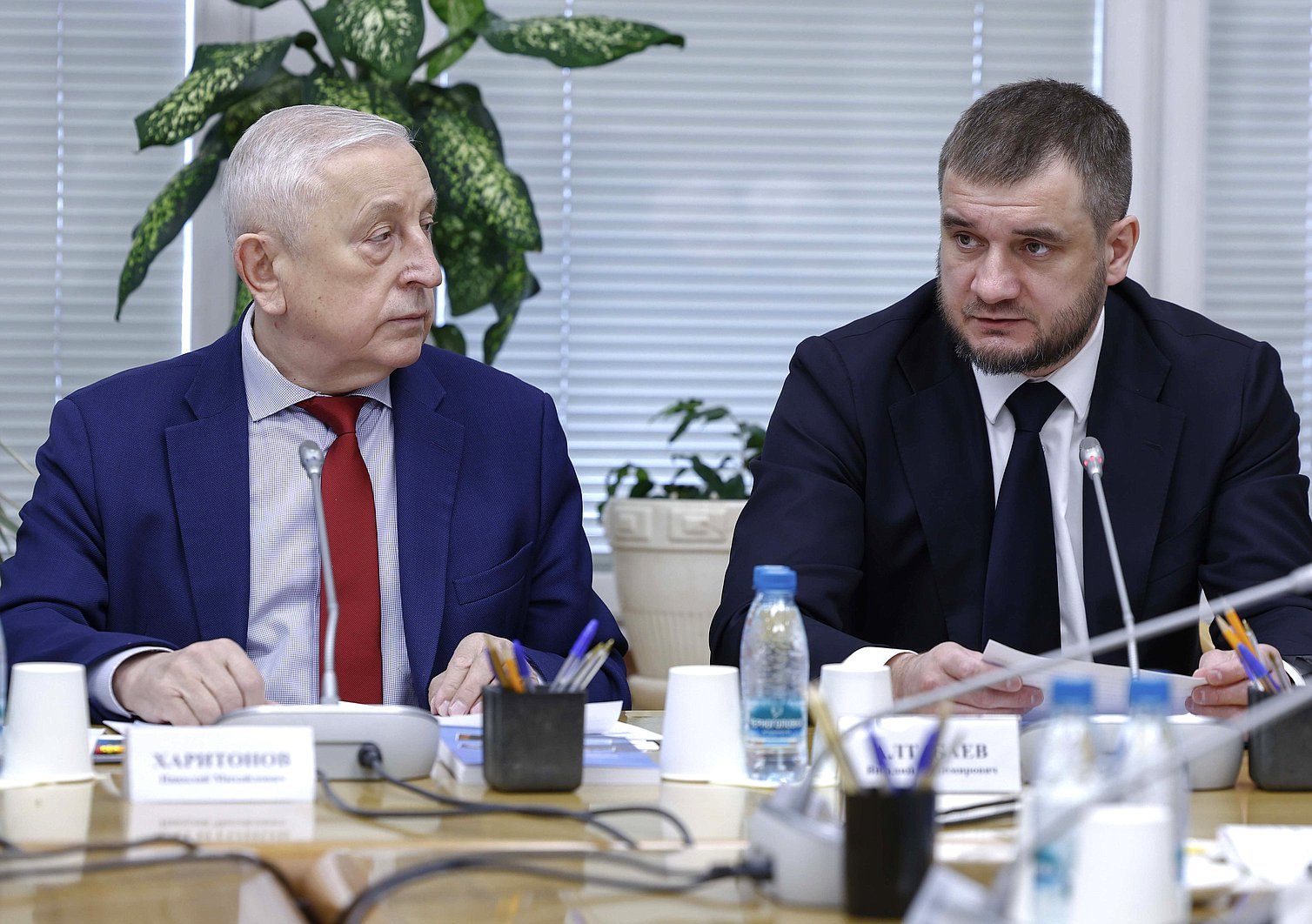 Закон о едином префрежиме для Дальнего Востока и Арктики планируется представить в правительство в мае 2026 года заявили на заседании Комитета Госдумы по развитию Дальнего Востока и Арктики Концепция закона разработанная Министерством по развитию Дальнего Востока и Арктики уже получила принципиальное согласование в федеральных министерствах рассказал замглавы Минвостокразвития России Виталий Алтабаев Закон будет действовать для новых проектов с объемом инвестиций свыше 10 млн рублей Новый префрежим будет экстерриториальным льготы будут привязаны к проекту а не к земле Планируется что закон о едином префрежиме вступит в силу в январе 2027 года Читайте нас в МАХ