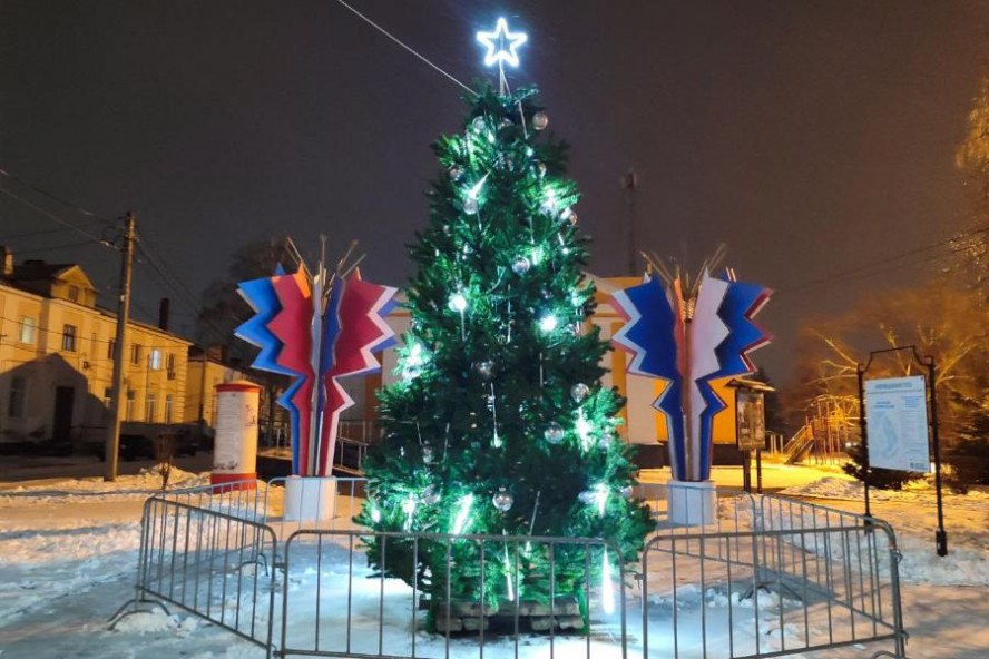 Афиша мероприятий на 27 декабря В предстоящую субботу жителей и гостей Тамбова ожидает насыщенная программа культурных и спортивных мероприятий Пройдут музыкальное представление Дорога к Новому году спектакль Энергичные люди и сказки Новогодние приключения Маши и Вити и Серебряное копытце Творческую атмосферу поддержат выставки Вспоминая советский Новый год и Свет Рождественской звезды а также детский мастер класс Новогодняя маска своими руками Спортивный настрой зададут чемпионат области по боксу и массовое катание на коньках Яркими событиями дня также станут Державинская ёлка резиденция Деда Мороза и стендап программа опытных комиков Что посмотреть куда сходить в субботу 27 декабря расскажет ИА Онлайн Тамбов ру