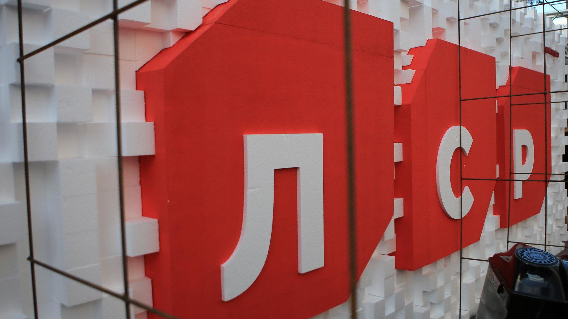Группа ЛСР #LSRG Продажи ЛСР в 1-м полугодии сократились на 20% Стоимость новых контрактов ЛСР за 6 месяцев 2025 года составила ₽69 млрд, снизившись на 19,8% по сравнению с ₽86 млрд в предыдущем году. В натуральном выражении объём продаж сократился на 31% до 255 тыс. кв. м. Доля ипотечных сделок сократилась на 35 п.п. и составила 48%. Источник: lsrgroup.ru