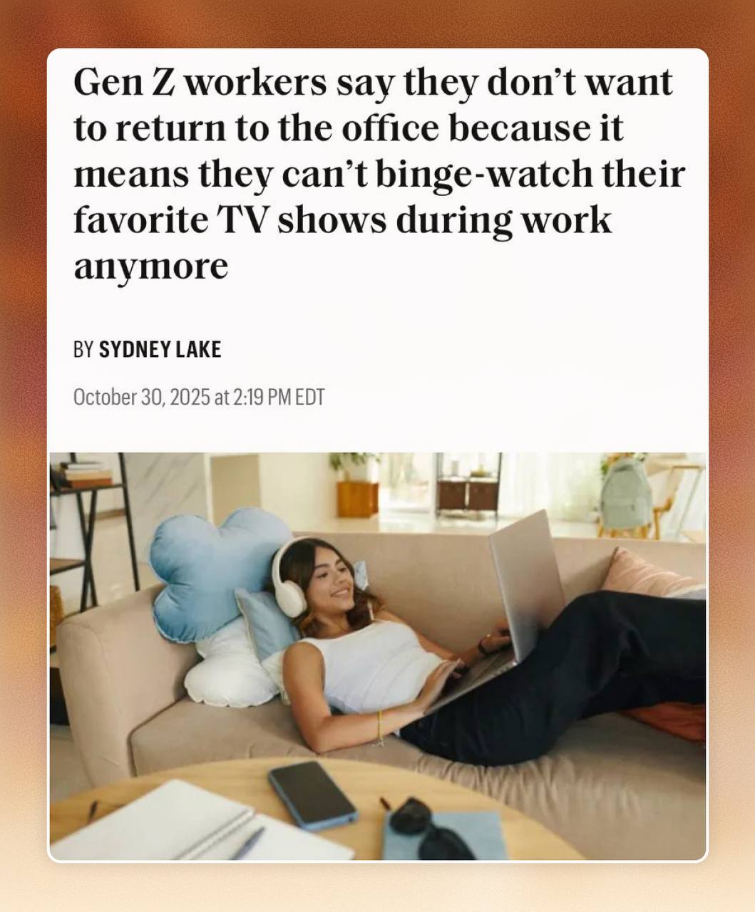 Зумеры избегают работы в офисе так как не смогут там смотреть сериалы По результатам опроса 84 молодёжи призналось что они постоянно смотрят кино во время удаленной работы Более того больше половины опрошенных готовы отложить все рабочие задачи на потом если сериал их сильно затянул Жаль конечно этих удалёнщиков