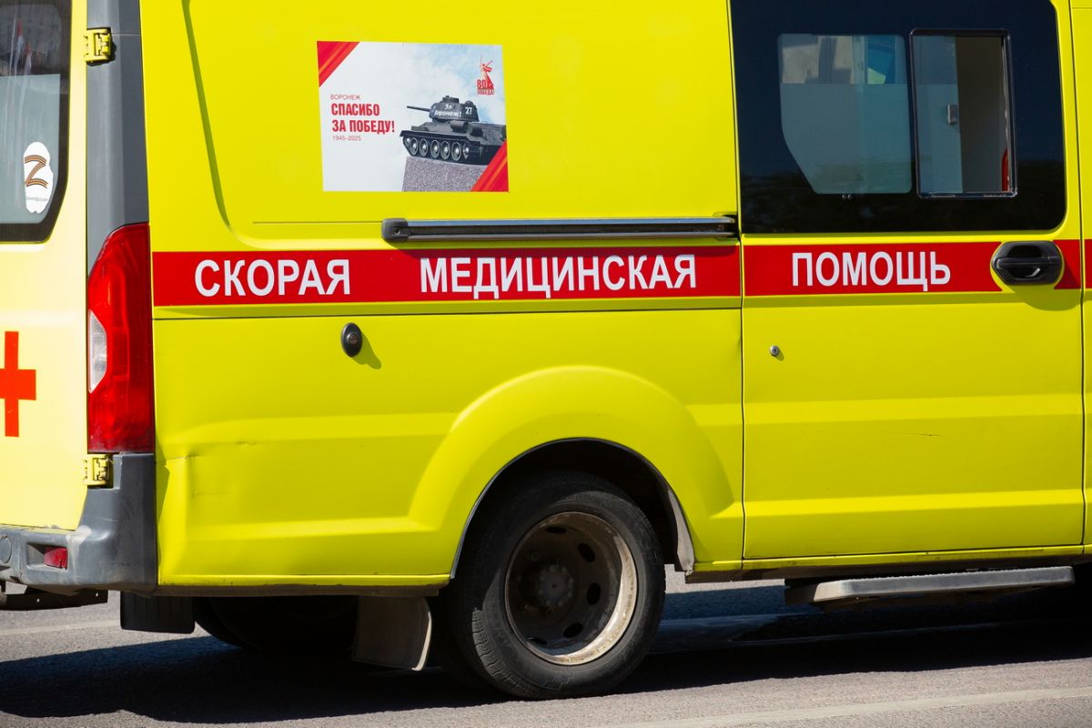 Трудинспекция расследует несчастный случай, произошедший на воронежском предприятии в Хохольском районе Несчастный случай произошел с трактористом АО «Юбилейное» в Хохольском районе. Региональная трудинспекция инициировала расследование происшествия. 49-летний мужчина во время погрузки сена зацепил ковшом электрический кабель, из-за чего произошло короткое замыкание. Несчастный случай произошел после того, как он попытался самостоятельно убрать кабель. Мужчина скончался на месте. ↗ Прислать новость Подписаться
