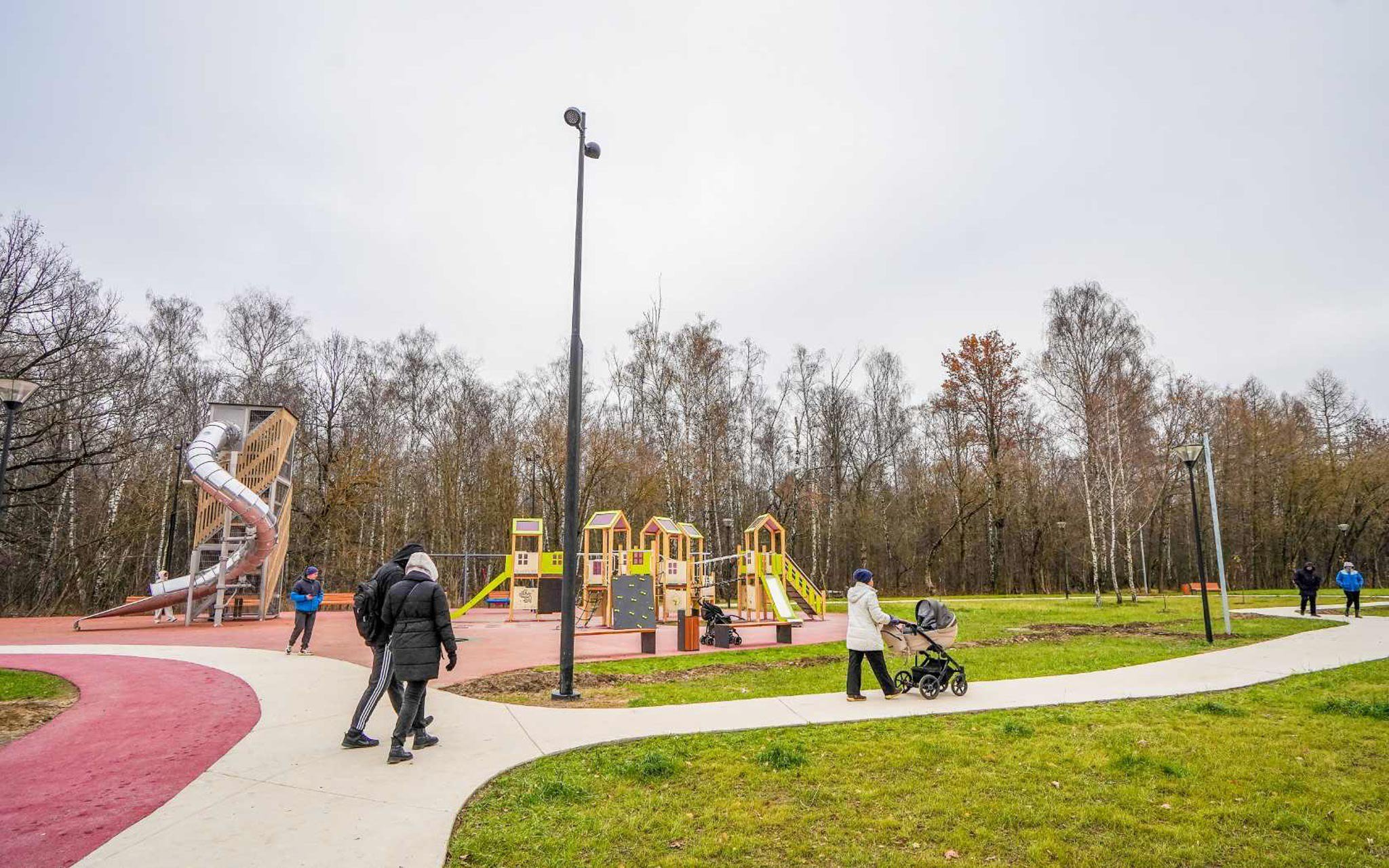 В северной части Москвы были улучшены два парка и два сквера, рассказал Сергей Собянин.  В Коптеве благоустроили территорию «Вишневого сада», в Тимирязевском районе преобразился сквер Соломенной сторожки, где открыли детскую площадку и комплексы воркаута. Также была переделана парковка со стороны Большой Академической улицы.