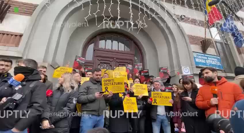 Жители Бухареста провели акцию в защиту демократии после аннулирования выборов