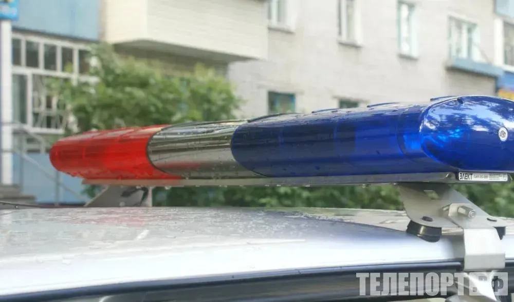 Пять человек пострадали после наезда автомобиля на столб Водитель наехал на электроопору и опрокинул машину В селе Орловка Архаринского округа на улице Центральная произошло дорожно транспортное происшествие По предварительным данным водитель кроссовера находясь в состоянии алкогольного опьянения потерял управление над автомобилем и выехал на встречную полосу Машина наехала на электроопору классифицируется как препятствие а после опрокинулась Пассажир автомобиля 1950 года рождения скончался на месте Водителю 1982 года рождения и двум его пассажирам 1984 и 1975 годов рождения понадобилась медицинская помощь Проводится административное расследование по факту ДТП По информации Госавтоинспекции Амурской области ТЕЛЕПОРТ РФ здесь все об Амурской области  Мы в МАХ  Написать нам