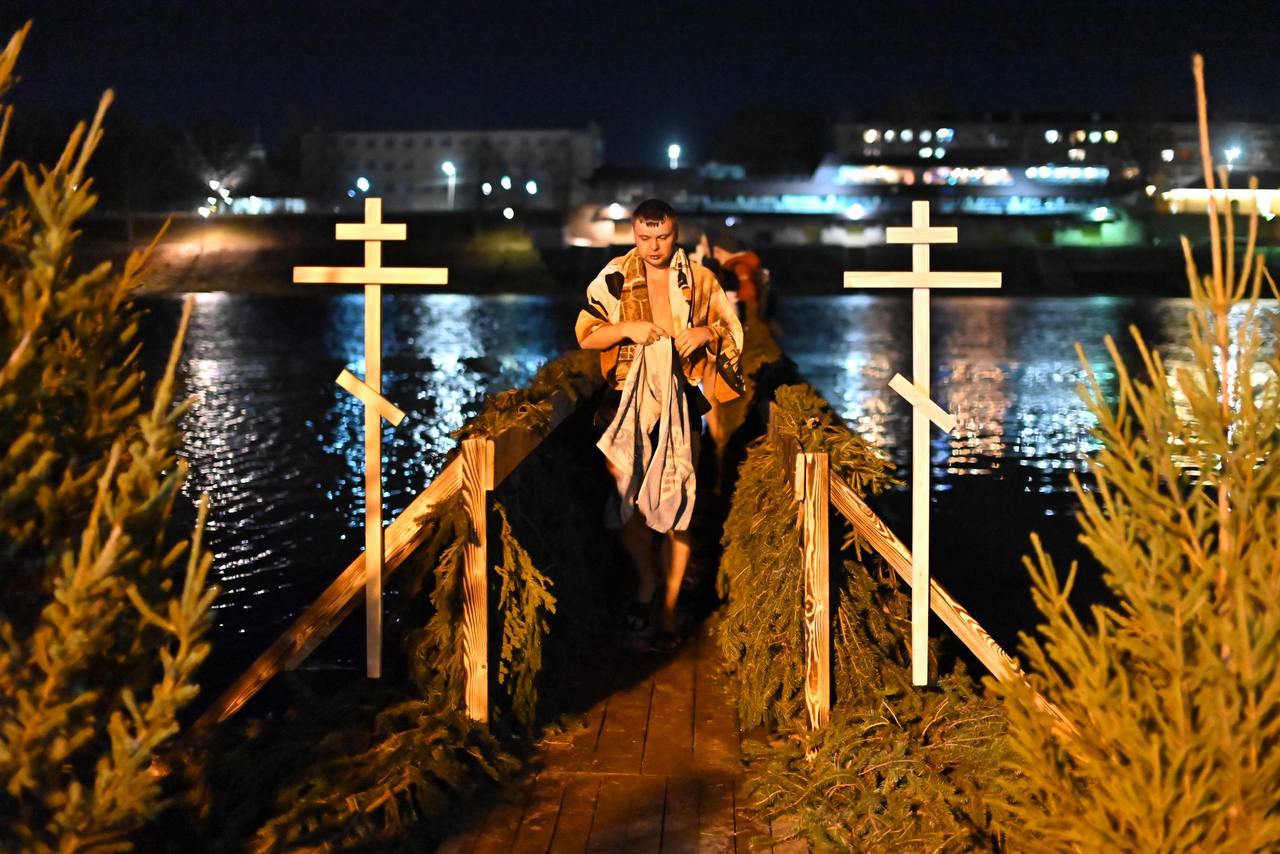 Крещенские купания в иордани на реке Великой  Окунулись в воду уже несколько десятков псковичей и число желающих все растет.