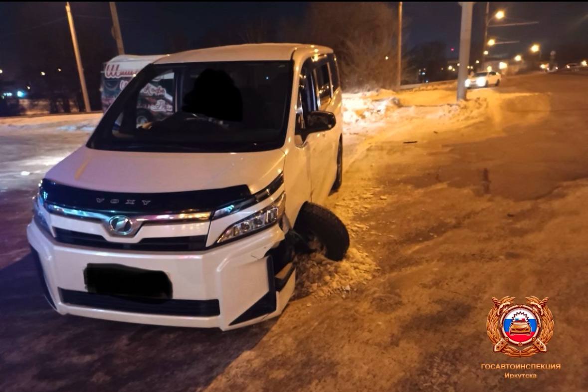 В Иркутске водителю стало плохо во время движения Полицейские разбираются в обстоятельствах инцидента в результате которого скончался 64 летний мужчина В утреннее время в дежурную часть ОБДПС Госавтоинспекции поступило телефонное сообщение о дорожно транспортном происшествии в районе строения 122 на улице Лермонтова По предварительным данным водитель автомобиля Тойота Вокси внезапно почувствовал себя плохо во время движения потеряв сознание и контроль над управлением он допустил наезд на препятствие В результате случившегося мужчина скончался на месте Также в салоне транспортного средства находились два пассажира в результате ДТП никто из них не пострадал В настоящее время полицейские выясняют все обстоятельства произошедшего