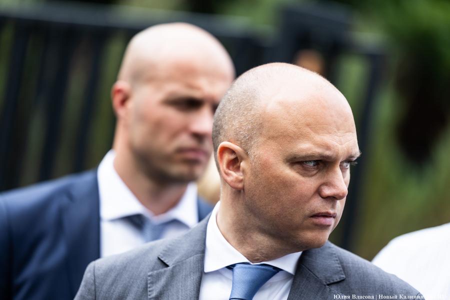 «Латать дыры давайте не будем»: губернатор предложил построить новую поликлинику «По поводу поликлиники на Огарёва. Там половина аварийная, половина — нет. Я не очень хочу второй половиной заниматься и просто её реанимировать. Надо значит убирать это всё и строить новую детскую. Она здесь необходима, правильно? Давайте лучше там построим новую поликлинику современную, чем в ремонт вкладываться. Узкие коридоры, я помню, там. Это всё перестраивать — это почти что строить новое, но только это будет старое. <...> Латать дыры давайте не будем. Прекращайте это делать», — сказал губернатор, обращаясь к министру здравоохранения Сергею Дмитриеву и главе минстроя Сергею Черномазу.