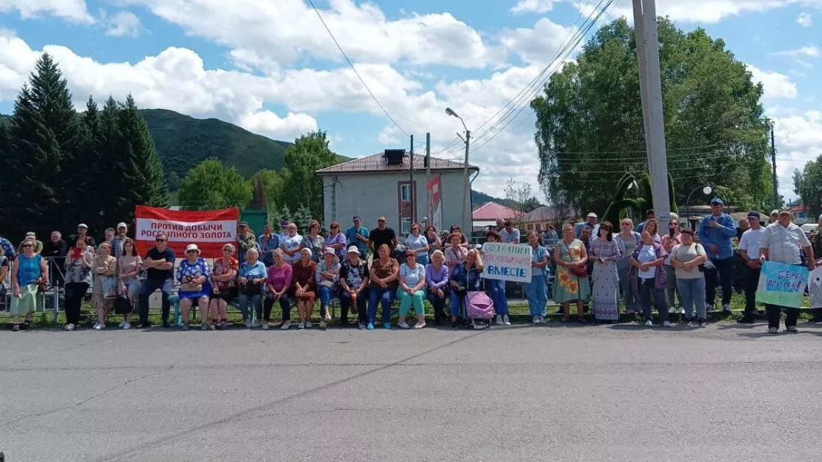 Жители Чарышского района провели митинг против золотодобычи и стройки туркластера Акция прошла 13 июля в райцентре Чарышское. Поводом для протестных выступлений стали лицензии, выданные на разведку и добычу россыпного и рудного золота на притоках Чарыша – реках Кумир и Коргон. Также люди против строительства туркомплекса возле поселка Красный Партизан: рядом вырубают кустарники и деревья, а также стройка может повредить защитную дамбу и плохо повлияет на состояние водозабора. Жители района опасаются, что старатели нанесут ущерб водным и лесным ресурсам и создадут угрозу краснокнижным видам. Чтобы ограничить хозяйственную деятельность, активисты требуют расширить площадь нацпарка "Горная Колывань", проект которого сейчас находится в стадии согласования. "ООО "Чарыш Партнерс" строит беспроектное незаконное сооружение, которое может повлечь затопление двух сел, которые населяют несколько тысяч человек, загрязнение чистой питьевой воды в водозаборе. Там десятки нарушений! Почему-то исчезают с кадастровой карты водные объекты, людям пресекают доступ к ним <…> они рвутся к государственным инвестициям, к бюджетным средствам, к грантам и так далее", – заявил общественник Андрей Шестаков. ТОЛК