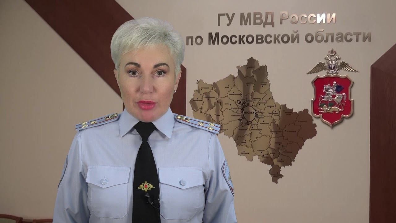 В Сергиево-Посадском округе сотрудники полиции раскрыли случай мошенничества, жертвой которого стала 57-летняя местная жительница  По её словам, злоумышленники обманом заставили её взять кредит и передать деньги курьерам.  Сумма ущерба составила более 3,5 млн рублей.  Как сообщает начальник Управления информации и общественных связей ГУ МВД России по Московской области Татьяна Петрова, потерпевшая обратилась в Дежурную часть УМВД с заявлением о факте мошенничества. В ходе расследования выяснилось, что женщина получила телефонный звонок от человека, представившегося сотрудником правоохранительных органов. Он сообщил ей, что на её имя пытаются оформить финансовый займ третьи лица.  Звонивший убедил женщину, что для предотвращения мошенничества ей необходимо самостоятельно взять кредит, обналичить средства и передать их курьерам, которые должны были конвертировать деньги в цифровую валюту для их безопасности. Следуя указаниям злоумышленника, женщина действительно оформила кредит и передала деньги.  В результате оперативно-розыскных мероприятий был установлен и задержан 32-летний подозреваемый, проживающий в Республике Марий Эл. В отношении него возбуждено уголовное дело по статье 159 Уголовного кодекса Российской Федерации.  Сейчас подозреваемый находится под стражей, а следственные действия продолжаются. Полиция активно работает над установлением и задержанием возможных соучастников преступления, а также выявлением дополнительных фактов противоправной деятельности задержанного.