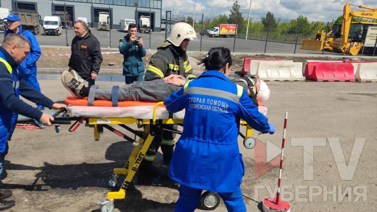 Это кадры масштабных учений на трассе в Новоусманском районе По легенде, столкнулись рейсовый автобус, бензовоз и легковушка. Произошёл разлив топлива… Кроме того, 30 человек пострадали, 7 погибли… В задачах МЧС предотвратить возгорания топлива, деблокировать 7 пострадавших и провести санитарную эвакуацию 10 пострадавших. При этом движение по полосе полностью остановлено, образовался затор протяженностью 2 км. Для того, чтобы быстрее довезти пострадавших в больницу, спасателям надо демонтировать барьерное ограждение. Кроме того, рядом с местом ДТП должен приземлиться вертолёт, который заберёт тяжело раненых.