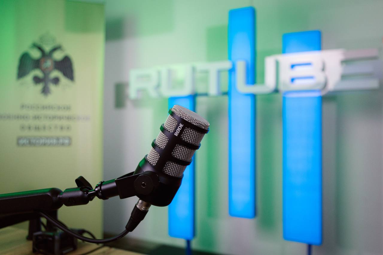 В Мелитополе открылась первая в России студия для блогеров и журналистов RUTUBE при поддержке Российского военно-исторического общества РВИО и киностудии имени Николая Данилевского открыл первую в России авторскую студию для блогеров и журналистов на территории исторического парка «Россия – Моя история» в Мелитополе. В студии абсолютно бесплатно можно снимать свой контент — от подкастов до мини-шоу, используя современное оборудование. Совместно с Российским военно-историческим обществом в ней можно будет поучаствовать в создании интересных исторических проектов. Студия станет площадкой идля проведения курсов и мастер-классов по основам журналистики и кинематографии. «Мы все время находимся в поиске новых авторов, талантливых увлеченных людей, которые усилят нашу команду. Приход RUTUBE в Мелитополь неслучаен. Уверен, благодаря нашей инициативе, которая была поддержана Российским военно-историческим обществом и киностудией им. Николая Данилевского, начинающие и опытные авторы, смогут приобрести или отточить навыки создания качественного контента, воплотить свои креативные идеи в жизнь и поделиться своими историями с постоянно растущей аудиторией видеоплатформы», — отметил генеральный директор «Газпром-Медиа Холдинга» Александр Жаров.