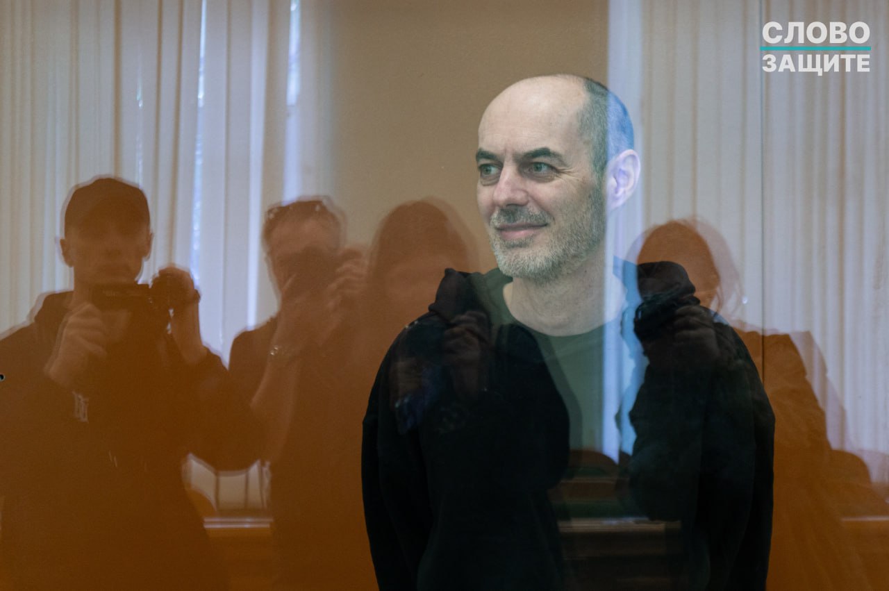 Эльдар Марченко осужден на 16 лет колонии  Окружной военный суд вынес приговор бывшему супругу издательницы Port Марии Лекух по обвинению в теракте. Первые 5 лет Марченко проведет в тюрьме, в дальнейшем – на строгом режиме.  Прокуратура запрашивала для осужденного 19 лет колонии.  Суть обвинения заключается в том, что Марченко якобы передал украинской разведке общеизвестные координаты двух курских аэродромов. Для этого он, по версии обвинения, ездил в Курскую область со включенным навигатором.  При этом сам Марченко не признал вину и отметил, что во время предварительного административного ареста по надуманному предлогу подвергался пыткам, в ходе которых из него выбивали признательные показания.  Фото: «Слово защите»