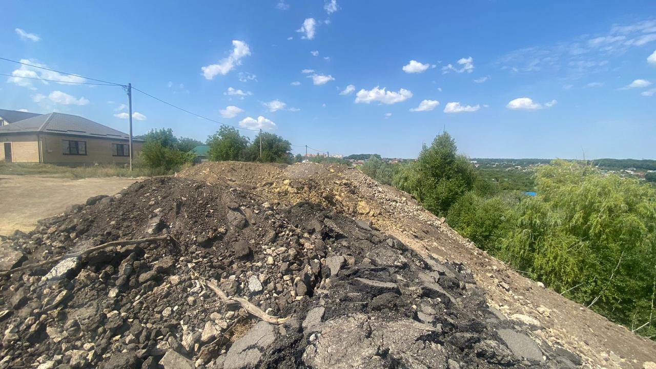 В Службу поступило сообщение о несанкционированной свалке на участках ДНТ «Ягодка» в городе Ставрополе. Наши инспекторы обследовали указанные объекты — на них действительно расположены отходы V класса опасности.  Общая площадь загрязненных участков составила 1 180 м², высота навалов — 0,9 м. Лабораторные исследования проб почвы выявили превышение содержания загрязняющих веществ. Экологический ущерб превысил 33,9 млн рублей.  Оба участка принадлежат одному физическому лицу. Гражданину направлено требование о добровольном возмещении вреда. Если ущерб не возместят в установленный срок, мы обратимся в суд.