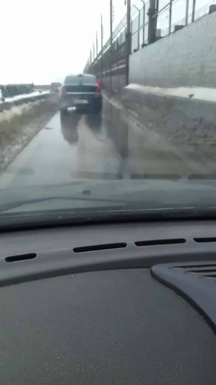 Пробки и поврежденные автомобили на мосту через Нижегородскую ГЭС из-за ремонта