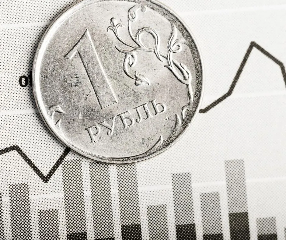 Тарифы ЖКХ в среднем вырастут на треть а на электричество аж в 1 5 раза Правительство России планирует до конца 2029 года поднять тарифы ЖКХ на 35 7 а на электричество аж на 57 следует из обновленного макропрогноза на ближайшие три года который опубликовало во вторник 12 мая Минэкономразвития России Согласно документу c начала октября и до конца 2026 го совокупный платеж за коммунальные услуги увеличится на 9 9 в 2027 м еще на 8 7 в 2028 м на 7 1 а в 2029 м на дополнительные 6 1 Cильнее всего подорожает электроэнергия тарифы сетевых компаний увеличатся уже на 15 2 в октябре текущего года В 2027 м повышение составит 15 3 в 2028 м 11 2 в 2029 м 6 3 В общей сложности индексация тарифов за четыре года составит 57 Тарифы на газ которые уже выросли на 36 7 за последние годы тоже постепенно увеличатся на 36 9 в ближайшие четыре года   Если брать годовые значения роста тарифов в отдельные периоды и по отдельным направлениям особенно по электричеству то можно заметить что они значительно выше официальной инфляции а значит будут давить конкурентоспособность отечественной промышленности и сами по себе послужат фактором разгона цен в РФ Видимо либерал гайдаристы в экономическом блоке по другому работать просто не умеют МЭФ в MAX