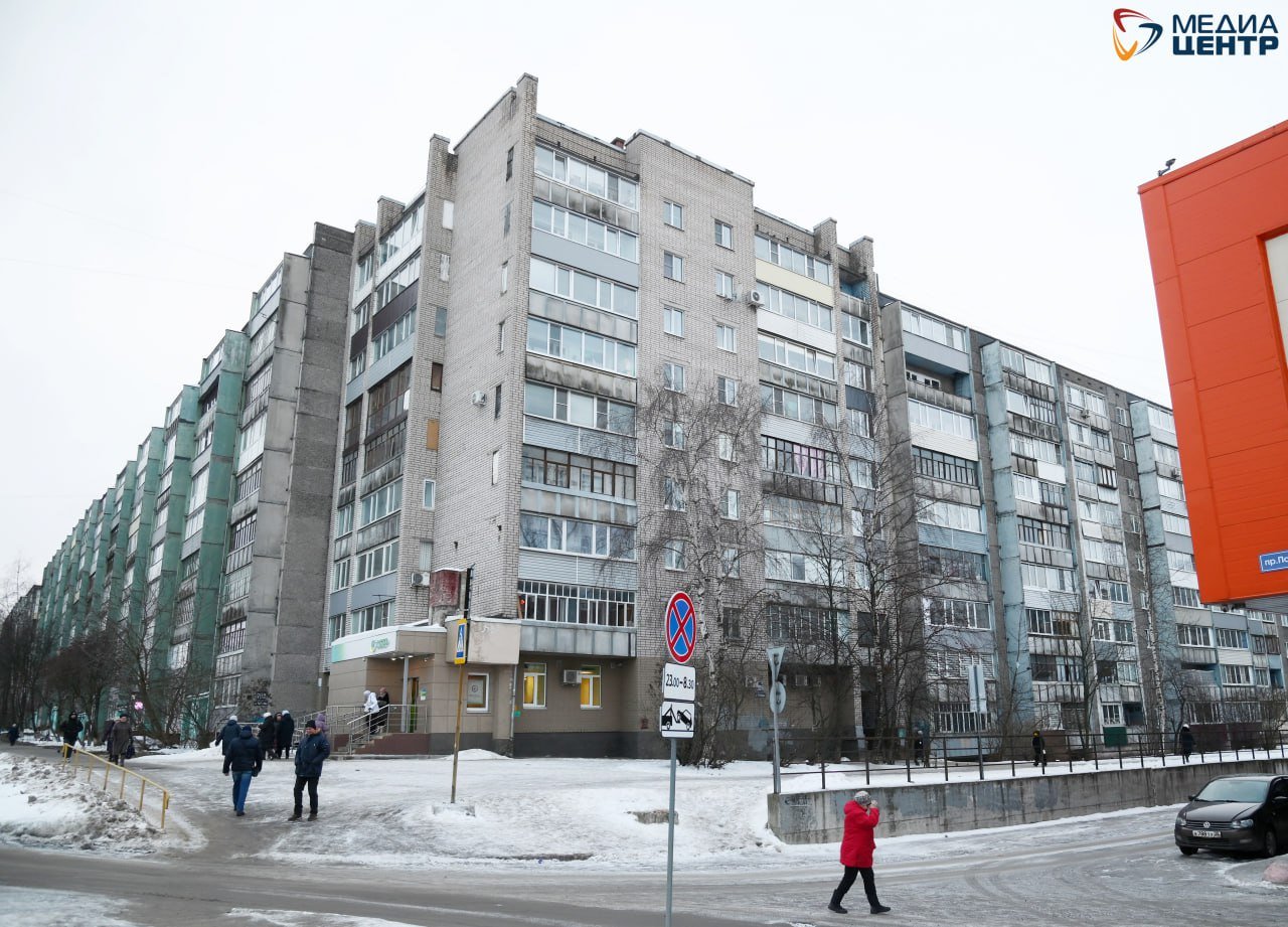 Сегодня заглянули в обгоревший подъезд на Победы, 208а, в Череповце  Из-за аварийной работы электросети здесь в четверг загорелись электрощитки, выгорел кабель, были повреждены сети водоснабжения и канализации. Люди остались без света, воды, сетей связи, подъезд был полностью закопчен с 1-го по 8-й этаж. Несколько бригад электриков и сантехников бросили на восстановление сетей в доме.  Свет и воду дали еще в пятницу, сегодня в подъезде уже чисто, копоти почти нет, днем специалисты восстанавливали интернет и телевидение. Жильцы благодарят всех, кто трудился, но еще лучше было бы, если бы состояние проводки в домах не доводили до аварийного.