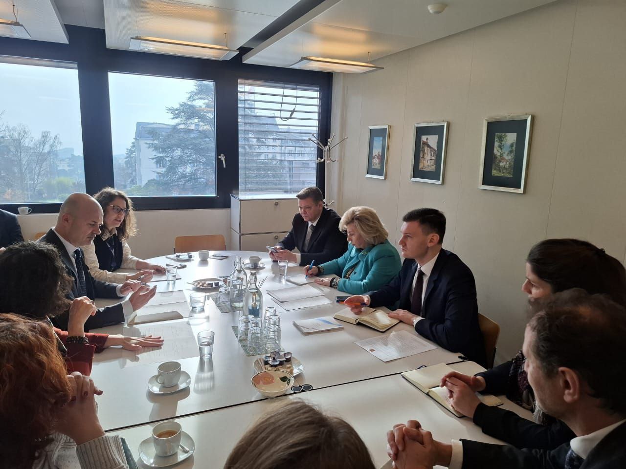 Киевские власти продолжают выдвигать условия неприемлемые для России в вопросе возвращения удерживаемых в Сумах 12 жителей Курской области Об этом заявила уполномоченный по правам человека в РФ Татьяна Москалькова по итогам встречи с руководством Международного комитета Красного Креста По словам Москальковой украинская сторона настаивает на тех условиях которые российская сторона выполнить не может Речь идёт о попытке увязать возвращение мирных жителей с обменом на лиц находящихся в России под следствием Омбудсмен уточнила что Киев требует передать гражданских которым в России предъявлены обвинения в совершении правонарушений или преступлений против Российской Федерации Москалькова напомнила что в соответствии с Женевскими конвенциями удерживаемые мирные жители должны быть возвращены на родину без каких либо условий и требований Именно из за позиции Киева диалог по этому вопросу продолжается уже около девяти месяцев Заявления были сделаны по итогам переговоров в штаб квартире Международный комитет Красного Креста в Женеве с его президентом Мирьяной Сполярич Как подчеркнула Москалькова удерживаемые жители Курской области фактически находятся в положении заложников им запрещено покидать пункт временного размещения у них отсутствуют документы и денежные средства При этом российский омбудсмен отметила что МККК в целом выполняет свои обязательства представители организации посещают удерживаемых и оказывают им гуманитарную помощь Вместе с тем условия их содержания стали предметом отдельного обсуждения на переговорах с руководством Красного Креста Отдельно Москалькова сообщила что в ходе встречи обсуждался и вопрос возвращения граждан Украины эвакуированных в Белгородскую область из зон боевых действий По её словам в отличие от ситуации с курянами эти люди находятся в России в свободном положении они могут покидать пункты временного размещения переезжать к родственникам возвращаться обратно Их положение постоянно контролируется региональными уполномоченными по правам человека Мы проговаривали организационные вопросы и сошлись на том что вопрос возвращения удерживаемых жителей Курской области так же как и возвращение граждан Украины должен быть решён в ближайшее время заявила Москалькова Она подчеркнула что российская сторона исходит исключительно из норм международного гуманитарного права и настаивает на безусловном возвращении мирных жителей Курской области на родину Читай в Max Читай в Telegram Смотри на RUTUBE