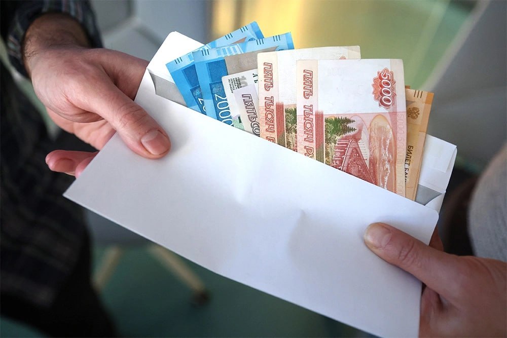 ФНС обелит теневую экономику В России станет меньше неплательщиков налогов а теневой сектор экономики станет обеляться благодаря повышению эффективности работы Федеральной налоговой службы ФНС рассказал Антон Силуанов Для этого налоговики расширяют свои цифровые сервисы для людей и бизнеса внедряют биометрию и технологии искусственного интеллекта ИИ Доля теневой экономики России составляет 10 12 ВВП Это немного по сравнению с другими странами мира но еще есть над чем поработать Сегодня Служба предоставляет более 70 онлайн сервисов которыми воспользовались свыше 64 млн россиян Самый популярный из них это личный кабинет налогоплательщика Также хорошо себя показали Мой налог для самозанятых Старт бизнеса онлайн онлайн кассы НДС администрирование налоговый мониторинг и единый налоговый счет Благодаря работе ФНС за 8 месяцев 2025 года в казну уже поступило свыше 16 5 трлн рублей   rg ru 2025 11 20 dengi liubiat chistotu html tgm Подписаться на Российскую газету в Читать нас в MAX