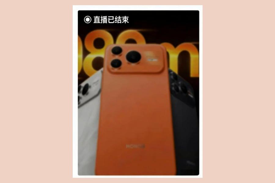 Посмотрите на iPhone 17 Pro от Honor Выглядит отвратительно Инсайд о новинках Honor просочился в сеть накануне презентации бренда сегодня он должен представить Win и Win RT с флагманскими чипами Qualcomm и огромным аккумулятором на 10к мАч Чуть позже в январе будет еще один релиз и этот будущий смартфон вам точно что то напомнит Как сообщает инсайдер Panda is Bald предстоящая новинка Honor Power 2 будет в точности повторять дизайн iPhone 17 Pro от блока камер до цвета корпуса Любопытно что даже к внешнему виду новых айфонов у фанбазы были вопросы а оформление будущего Honor смотрится еще хуже из за непропорционально большого объектива одной из трех камер Точная дата и ценник Honor Power 2 пока не раскрываются iguides