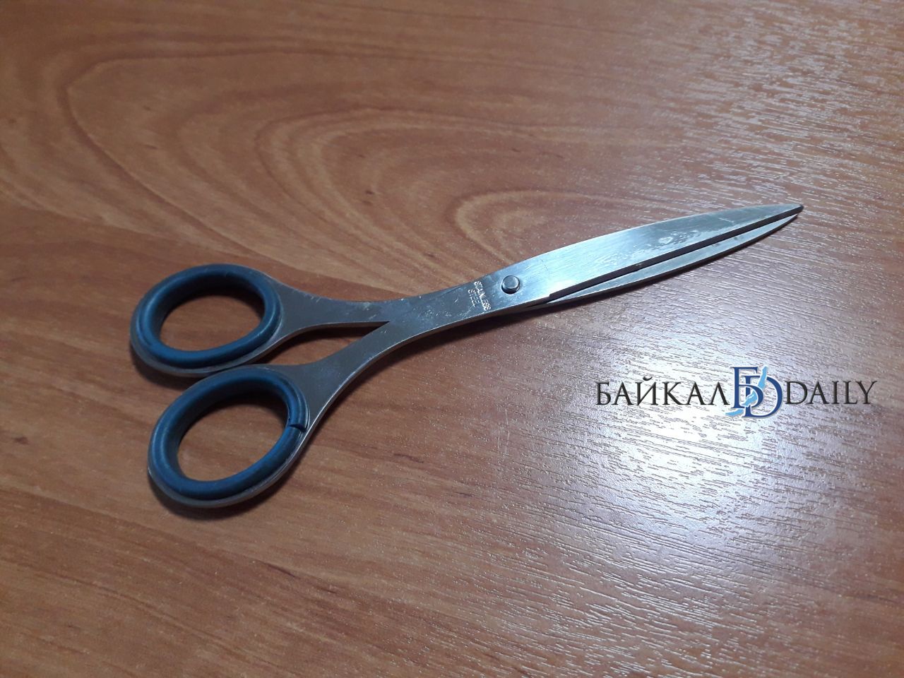 В Бурятии вынесли приговор двум мужчинам избившим подростка Нападение произошло весной в Северо Байкальском районе Двое пьяных мужчин у подъезда преградили дорогу 15 летнему мальчику державшему в руке телефон Угрожая ножницами они потребовали отдать им гаджет Парень сопротивлялся но один из нападавших ударил его по голове бутылкой Мальчик упал на землю и его принялись пинать ногами Суд признал мужчин виновными в разбое Один получил 3 года 6 месяцев лишения свободы другой 2 года 6 месяцев сидеть они будут в колонии общего режима