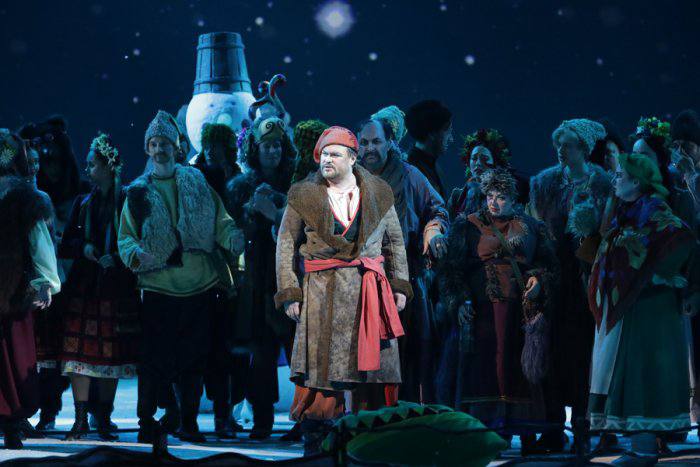 Мариинский театр привезет в Москву Ночь перед Рождеством 13 января на Новой сцене Большого театра в рамках гастролей Мариинского театра пройдут три показа оперы Римского Корсакова Ночь перед Рождеством За дирижерским пультом встанет Валерий Гергиев Спектакль который сам композитор называл быль колядкой основан на повести Гоголя Римский Корсаков мастерски соединил классическую оперу с древними обрядовыми песнями и фольклором создав яркое и праздничное действо В 2008 году постановка Мариинского театра была существенно обновлена сценография стала более масштабной и детализированной а массовые сцены с хором и танцами более динамичными Режиссером новой сценической версии и хореографом выступил Илья Живой Фото сайт Мариинского театра Подписаться на Театрал Поддержать донатом