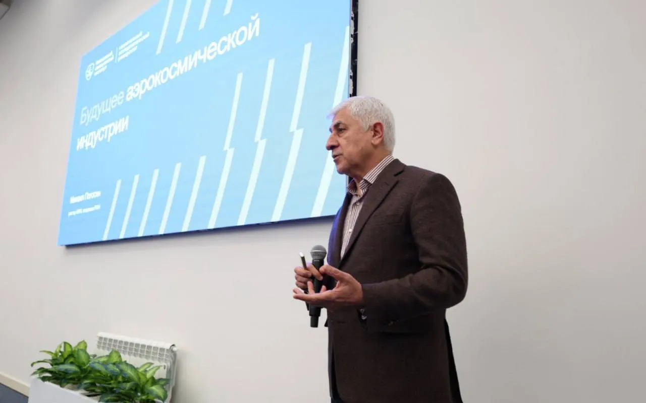 Искусственный интеллект используется в Московском авиационном институте как в обучении так и в управлении учреждением научных исследованиях и системе проектирования заявил ректор вуза Михаил Погосян Российской газете Благодаря применению ИИ и современной вычислительной техники подготовка инженеров проходит оперативнее при этом будущих специалистов обучают получать от технологий более эффективные решения а не готовые ответы Каждый студент МАИ пробует себя в роли главного конструктора защищая диплом по проектированию целого летательного аппарата отметил Михаил Погосян Канал АКИД в MAX