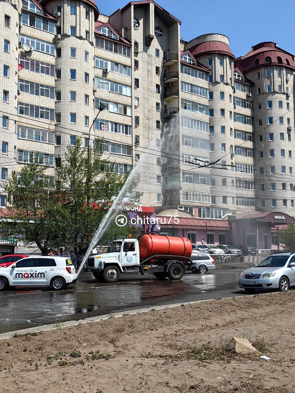 Фонтан забил на улице Бабушкина. Вода хлещет из люка рядом с кольцевой развязкой с улицами Шилова и Генерала Белика. Подписаться
