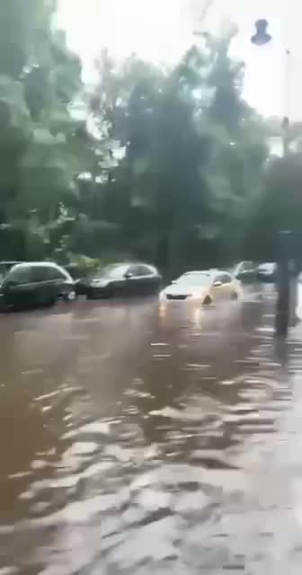 Ливень затопил дороги в центре Москвы, включая Патриаршие пруды