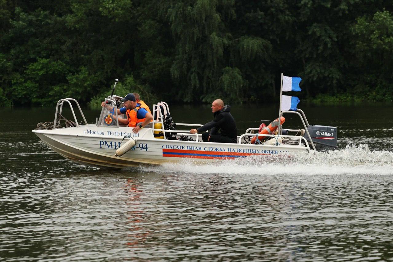 Спасли мужчину на Большом Садовом пруду Днём 4 мая, во время патрулирования, работники станции "Академическая" Московской городской поисково-спасательной службы на водных объектах заметили в воде Большого Садового пруда человека, подающего сигналы о помощи. В 30 метрах от берега спасатели подняли из воды мужчину и доставили на спасательную станцию. Пострадавшего 1966 года рождения обогрели, оказали ему первую помощь и вызывали бригаду скорой. Прибывшие врачи осмотрели спасённого, но от дальнейшей госпитализации он отказался и вскоре убыл домой в сопровождении сына. ‼ Спасатели на воде настоятельно не рекомендуют проводить заплывы в запрещённых местах, а также воздержаться от водных процедур до начала летнего купального сезона, когда вода прогреется и будет комфортна и безопасна для купания. #дгочс #спасателиМосквы #мгпсс