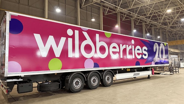 Анонс воплощается первые 40 собственных полуприцепов Wildberries вышли на трассы Объединенная компания Wildberries Russ ООО РВБ спустя год после анонса выпустила на маршруты первую партию из 40 собственных изотермических полуприцепов  Компания больше не хочет зависеть от сторонних производителей таких как ЦТТМ и Schmitz Cargobull и планирует постепенно заместить весь свой парк из почти 1400 единиц техники  Собственное производство уже дает экономию в 30 а на одной единице техники компания сохраняет до 3 млн рублей С дальнейшей локализацией эта цифра будет только расти Компания сама производит изотермические надстройки а в планах запуск производства шасси и осевых агрегатов Подробности читайте на портале Логирус
