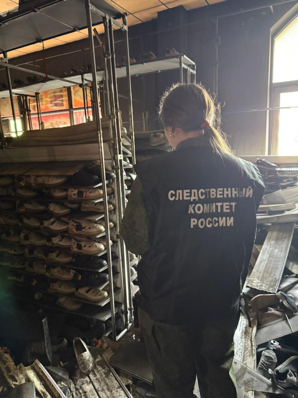 Две женщины погибли в результате пожара во всеволожском ТЦ. Там загорелся магазин одежды. Предположительно, причиной трагедии стала неисправная проводка. После ликвидации огня спасатели нашли два тела. На месте работают следователи. Криминалисты проводят проверку. Буст канала