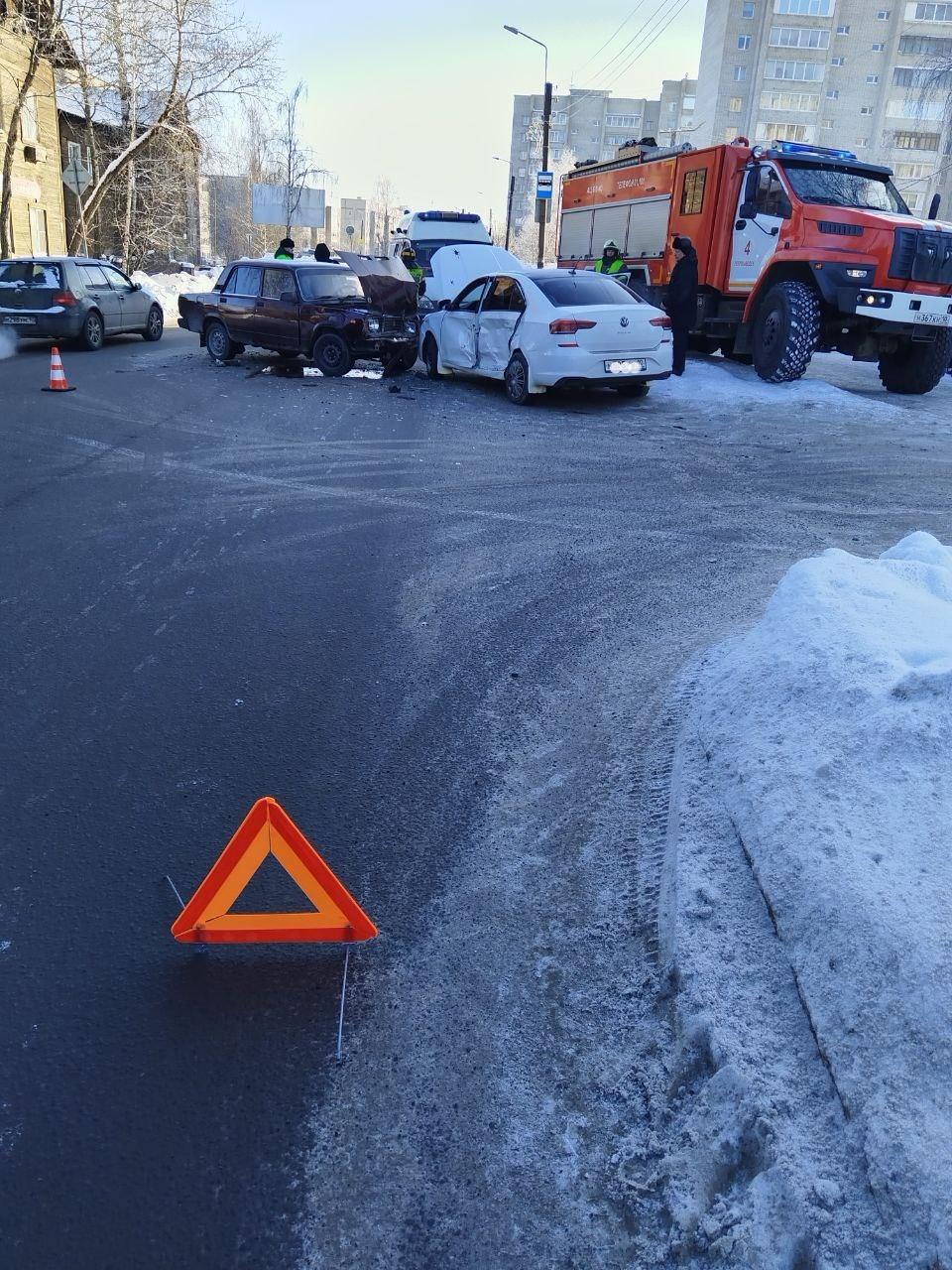 Пять человек пострадали в массовом ДТП в Петрозаводске Авария произошла утром 14 февраля произошла на улице Боровой у дома 12 столкнулись Volkswagen и ВАЗ Водитель иномарки на нерегулируемом перекрестке не пропустил автомобиль который двигался по главной из за чего они столкнулись Пострадали 23 летняя водитель ВАЗа 74 летний водитель Volkswagen а также его пассажиры 69 летняя женщина и двое 16 летних подростков сообщили в ГАИ 5 5 5  Прислать новость