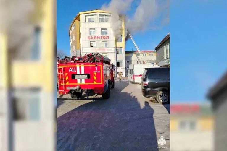 Пожар произошел в торговом центре на улице Терешковой в Улан Удэ днем 10 декабря Как сообщили КП Иркутск в МЧС республики пять человек обратились за помощью к медикам из за отравления угарным газом По предварительной информации самостоятельно из здания эвакуировалось 50 человек Пожарные подразделения проверяют помещения для тушения пламени положена магистральная линия угрозы соседним строениям нет говорится в сообщении ведомства Сейчас на месте происшествия работают 39 человек и 14 единиц техники Из за чего вспыхнул огонь пока неизвестно Во всем предстоит разобраться дознавателям МЧС Вся информация уточняется Фото МЧС Бурятии