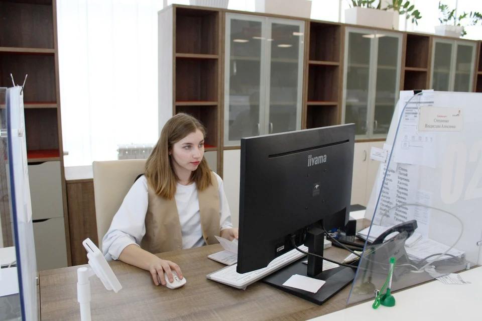 В Сватово и Старобельске после атак ВСУ остановили работу МФЦ В связи с текущей ситуацией в Луганской Народной Республике, прием заявителей в отделениях МФЦ в Сватовском и Старобельском муниципальных округах временно прекращен. Для получения необходимых услуг жителям этих муниципалитетов следует обратиться в отделения МФЦ, расположенные в Новопсковском, Беловодском, Новоайдарском и Белокуракинском муниципальных округах. - По всем интересующим вопросам обращайтесь в контакт-центр ГБУ ЛНР «МФЦ» по номеру 8 8572 52-51-50 или по короткому номеру 951 бесплатно с оператора МКС , - отметили в МФЦ ЛНР.