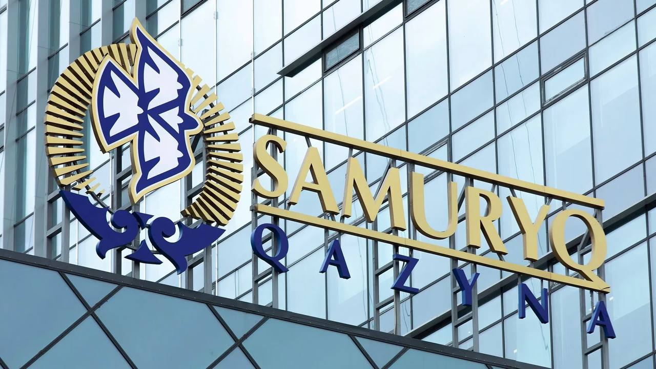 Убыточные компании нарушения на 351 млн тенге аудит показал реальное состояние Самрук Қазына Высшая аудиторская палата ВАП РК провела аудит эффективности использования государственных активов и оценила систему стратегического управления в АО Фонд национального благосостояния Самрук Қазына и его дочерних организациях Проверки охватили деятельность самого Фонда как корпоративного центра а также компаний Казатомпром Samruk Kazyna Ondeu и ряда других В целом аудитом было охвачено 18 юридических лиц при этом в ходе аудита был учтен ряд запросов депутатов Парламента РК и общественности рассказали 28 ноября 2025 года в ВАП По итогам 2024 года доходы группы компаний Фонда составили 16 5 трлн тенге консолидированная чистая прибыль по группе компаний холдинга составила 2 4 трлн тенге При этом государству холдингом за аудируемый период было выплачено 2 37 трлн тенге из которых 779 9 млрд тенге в виде дивидендов и 1 6 трлн тенге в виде отчислений от передачи активов в конкурентную среду В дополнение к данным выплатам Фондом реализованы поручения президента РК и Правительства еще на 673 млрд тенге Вместе с тем аудиторы выявили недочеты в стратегическом планировании и управлении в группе компаний Фонда Цель Программы трансформации Фонда на 2018 2021 годы по выведению восьми компаний на уровень эффективности зарубежных аналогов не была достигнута Фактические выгоды от Программы составили 154 5 млрд тенге что вдвое меньше запланированного объема сообщили в ВАП Также отмечен недостаточный уровень корпоративного управления в Фонде Выявлены факты ненадлежащей разработки стратегических документов и занижения плановых показателей требуется усиление контроля за исполнением Плана развития холдинга Из семи информационных систем Фондом используется только четыре Система управленческой отчетности SAP BPC работает с нарушениями а финансовая отчетность по ряду компаний проводится вручную Самрук Қазына уделяется недостаточное внимание систематизации внутренних нормативных документов из которых около 15 не используются подлежат пересмотру либо постановке на утрату Из пяти комитетов при совете директоров АО Самрук Казына не работают три по стратегии по контролю за реализацией Программы трансформации специализированный комитет а из семи комитетов при правлении Фонда с 2024 года не работают два по модернизации и устойчивому развитию В целом по итогам аудита установлены финансовые нарушения на 351 8 млн тенге неэффективное планирование и использование средств 122 2 млрд тенге выявлено 119 системных недостатков Ряд материалов передан для возбуждения административного производства а по отдельным фактам выявленных нарушений материалы направлены в правоохранительные органы заключили в ВАП   t me chinovnik kz