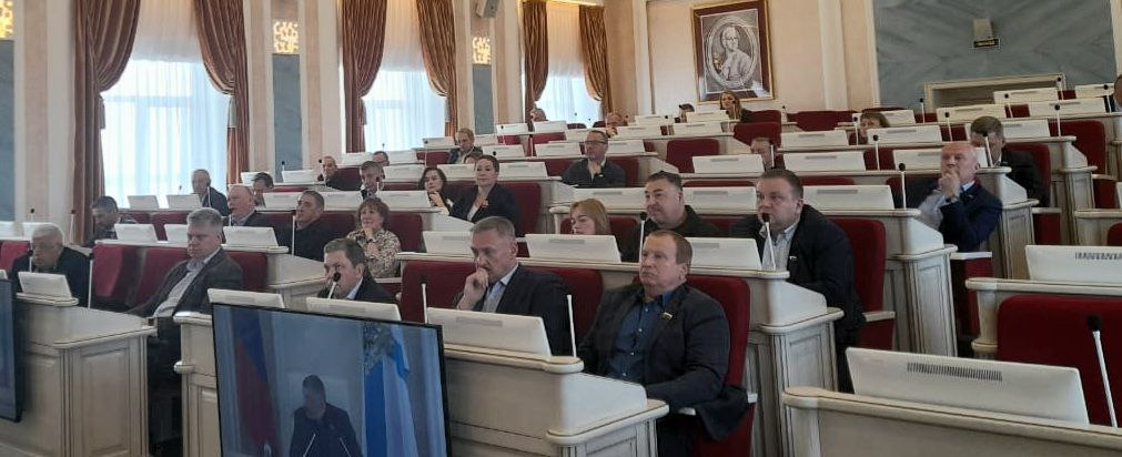 Единороссы обсудили вопросы грядущей сессии Архангельского облсобрания Фракция «Единая Россия» в Архангельском областном Собрании депутатов провела заседание, на котором были рассмотрены ключевые вопросы, вынесенные на предстоящую сессию АОСД. Депутаты обсудили широкий спектр тем: от бюджета и социальных мер поддержки до вопросов реформирования местного самоуправления и подготовки к выборам губернатора. Как подчеркнули во фракции, все решения направлены на обеспечение социально-экономического развития региона и повышение качества жизни его жителей. Подробнее — на сайте Фото: «Единая Россия»