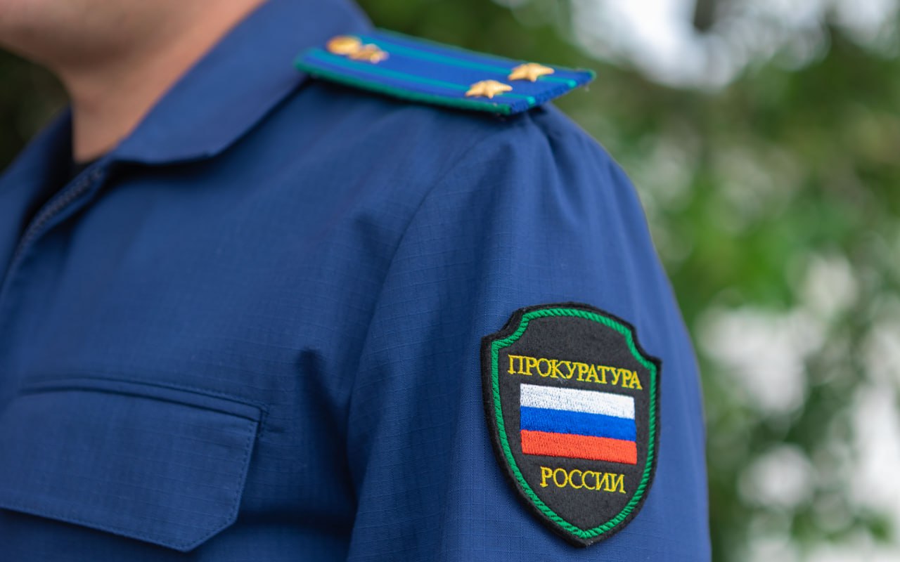 После вмешательства прокуратуры восстановлены права жительницы Ивановского муниципального округа на пенсионное обеспечение Новотроицкая межрайонная прокуратура Херсонской области по обращению 62-летней жительницы Ивановского округа провела проверку соблюдения пенсионного законодательства. Установлено, что женщина обратилась в клиентскую службу СФР в Ивановском муниципальном округе Херсонской области с заявлением о назначении страховой пенсии по старости. Однако ей было отказано из-за того, что титульный лист трудовой книжки был оформлен с нарушением установленных правил. Прокуратура направила в суд исковое заявление о возложении на уполномоченный орган обязанности назначить женщине страховую пенсию по старости и произвести ее перерасчет. Суд удовлетворил требования прокуратуры, исполнение судебного решения находится на контроле. Прокуратура Херсонской области