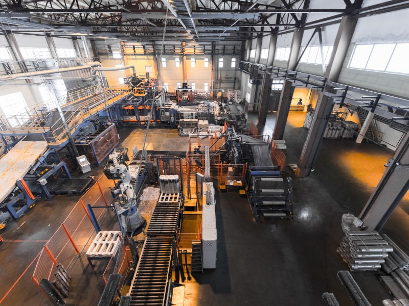 В петербургской ОЭЗ готовят к запуску 11 новых производств в 2026 году В 2026 году особая экономическая зона Санкт Петербурга пополнится одиннадцатью предприятиями ориентированными на выпуск сложной высокотехнологичной продукции Об этом сообщили в администрации после заседания правительства пишет ТАСС Новые площадки будут специализироваться на радиоэлектронике создании газотурбинных двигателей а также разработке современного сценического оборудования Власти отмечают что набор проектов формируется с прицелом на отрасли которые активно растут и нуждаются в локальных компетенциях С 2024 года для ОЭЗ взят курс на модель инновационных центров под ключ В Новоорловской зоне уже строится второй такой объект Ещё три центра появятся в Шушарах и на Парнасе их совокупная площадь составит около 100 тыс кв м На этих территориях сейчас завершается проектирование и начинается создание инженерной инфраструктуры Запуск площадки в Парнасе ожидается в 2027 году завершение проекта в Шушарах запланировано на 2031 год На сегодняшний день в ОЭЗ работают 66 резидентов а общий объём их инвестиций с момента создания зоны превысил 156 млрд рублей Только за первую половину 2025 года вложено более 15 3 млрд рублей что на 60 выше прошлогоднего результата   Стратегия развития предусматривает расширение до 120 компаний резидентов к 2035 году Ожидается что суммарная выручка всех участников проекта превысит 1 8 трлн рублей Увидели интересную ситуацию на производстве или в логистике Делитесь новостями фото и видео с редакцией pgm editorial   новости industrialRussia